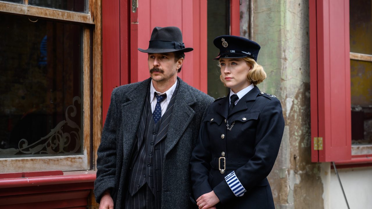 Sam Rockwell and Saoirse Ronan in the film SEE HOW THEY RUN. Photo by Parisa Taghizadeh. Courtesy of Searchlight Pictures. © 2022 20th Century Studios All Rights Reserved