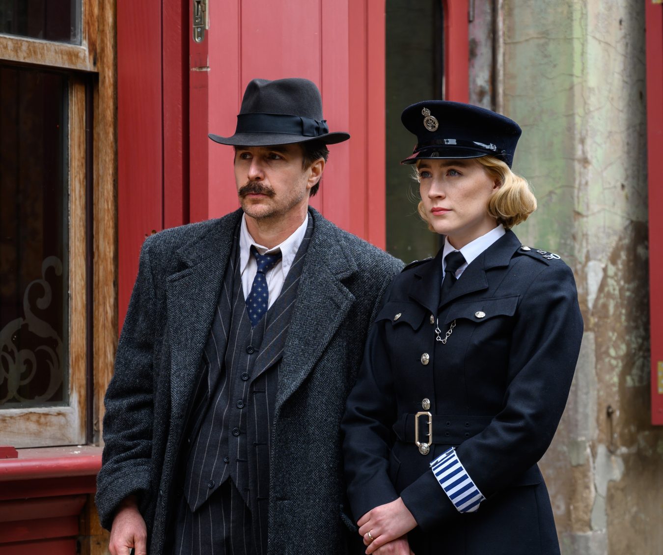 Sam Rockwell and Saoirse Ronan in the film SEE HOW THEY RUN. Photo by Parisa Taghizadeh. Courtesy of Searchlight Pictures. © 2022 20th Century Studios All Rights Reserved